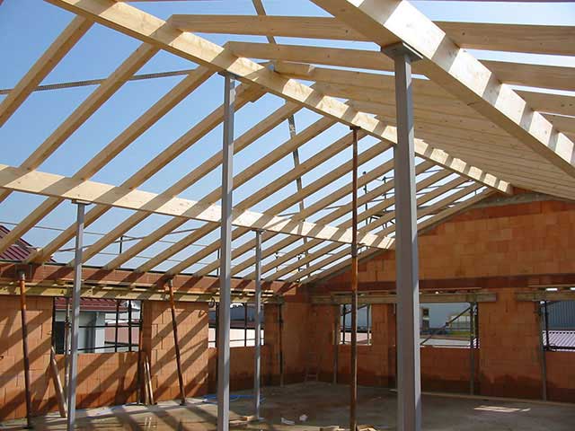 Holzbau Zimmerei – Dachgaube und Sparrenkonstruktion Großraum München