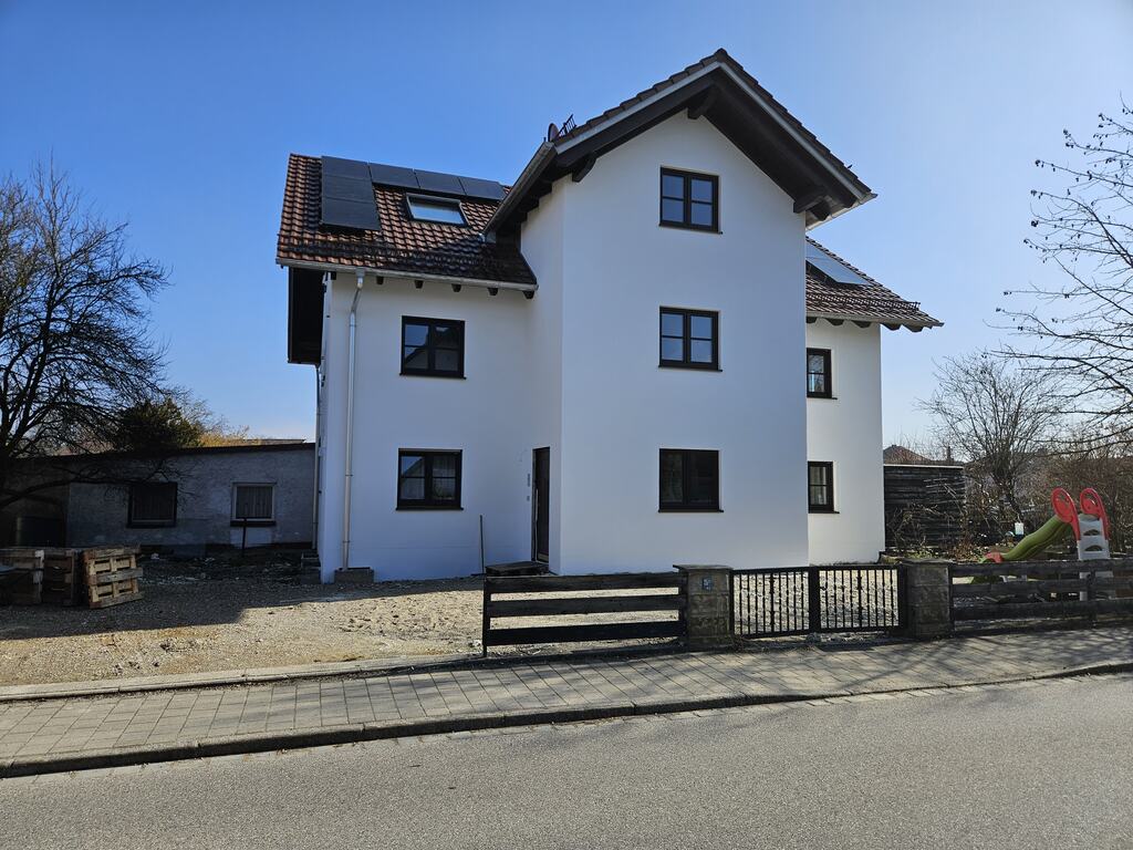 Dasselbe Haus nach Umbau und Sanierung – neues Dach mit Photovoltaik und neue Fassade
