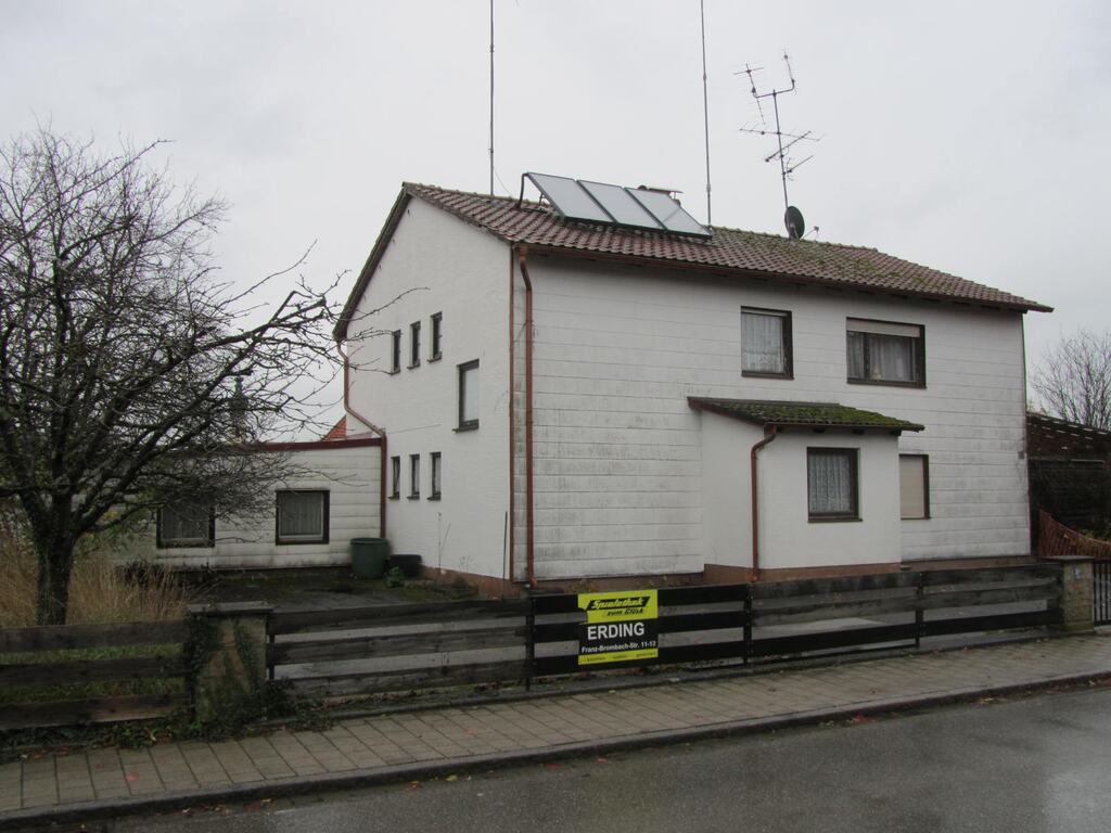 Einfamilienhaus vor der Sanierung – Bestandsgebäude mit altem Dach und Fassade