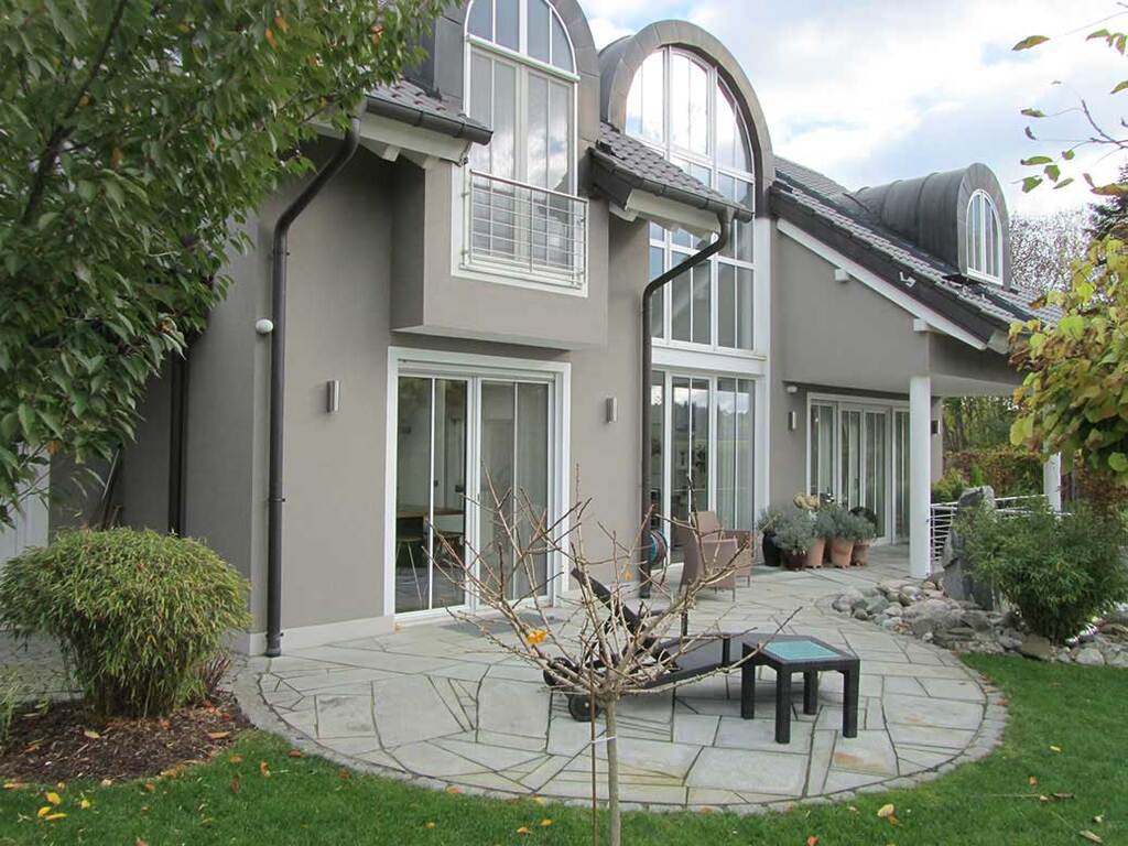 Fertiggestelltes Einfamilienhaus mit Rundgaube und Terrasse in Forstinning