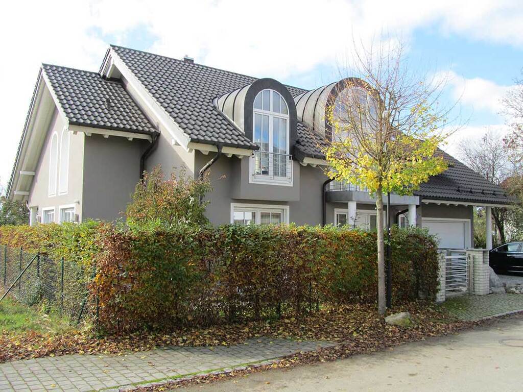 Einfamilienhaus Straßenansicht – Rundgauben und Ziegeldach, Landkreis Ebersberg
