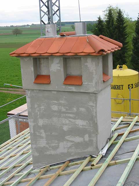 Schornsteinkopf und Dachaufbau während der Aufstockung