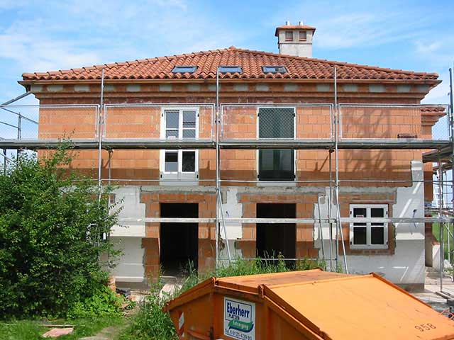 Aufstockung im Rohbau – neues Obergeschoss in Ziegelmauerwerk mit Gerüst