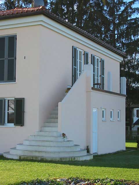 Fertiges Zweifamilienhaus mit separatem Eingang und Außentreppe
