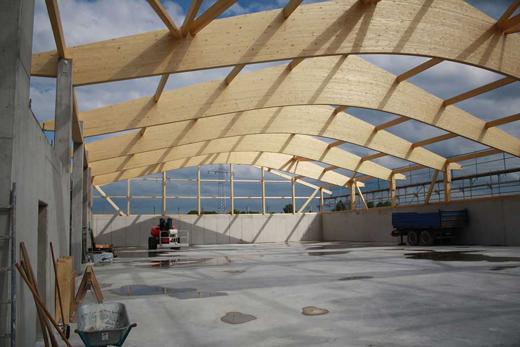 Blick in die Halle – Stahlbetonwände und geschliffene Betonbodenplatte