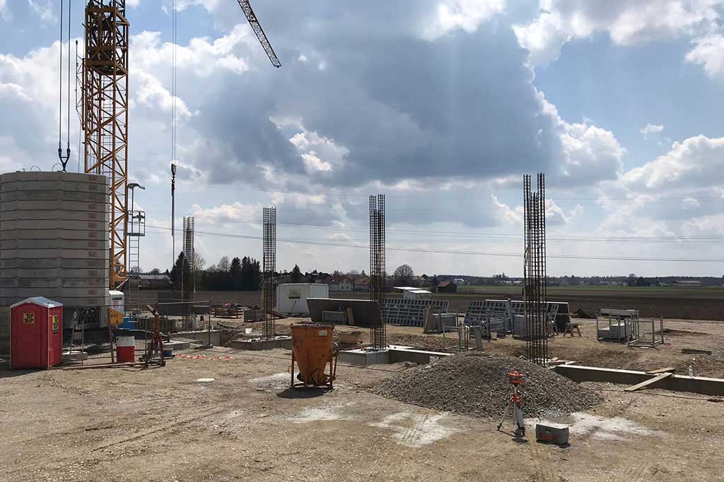 Baubeginn der Maschinenhalle – Betonstützen und Fundamente