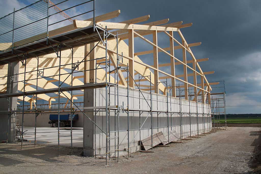 Hallenrohbau mit Gerüst – Betonwände und Stahlbetonstützen