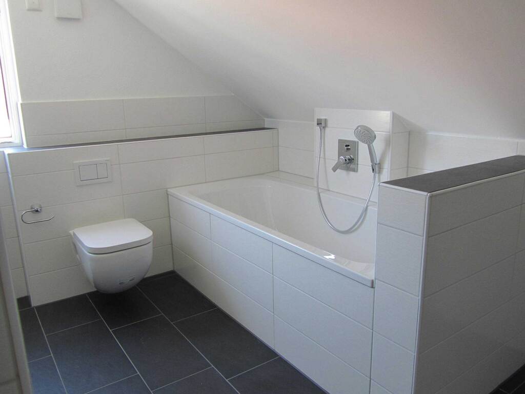 Appartment im Dachgeschoss – Badezimmer mit Wanne unter der Dachschräge