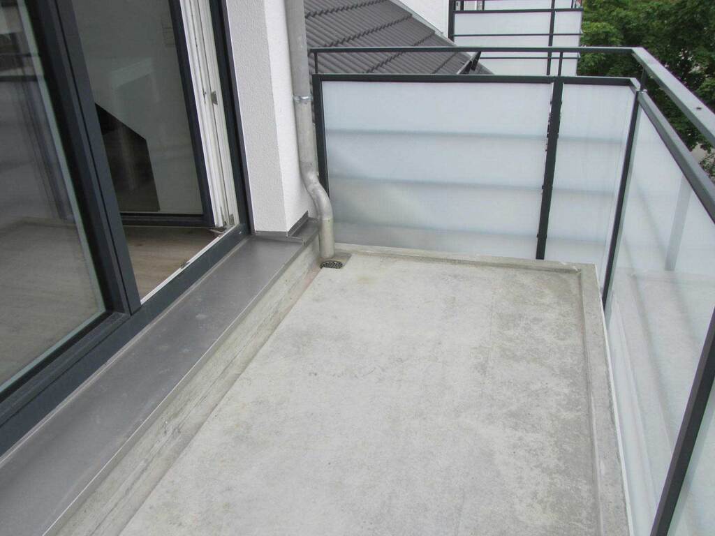 Appartmenthaus – Balkon mit Sichtschutzverglasung im Obergeschoss