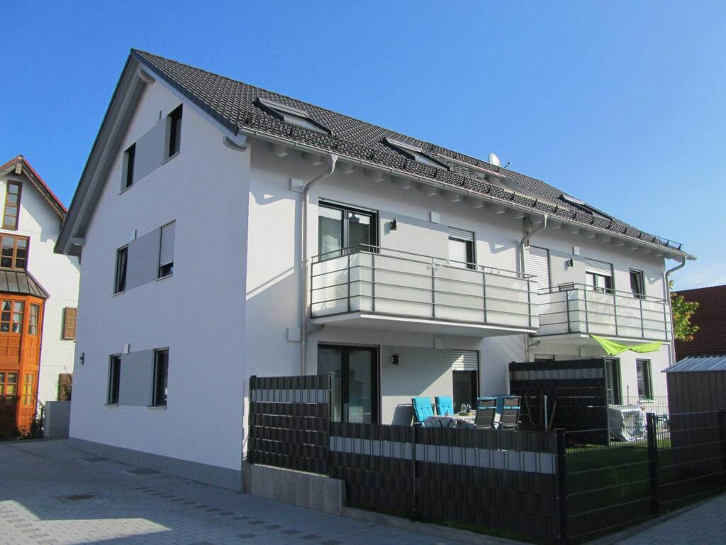 Fertiggestelltes Mehrfamilienhaus mit Balkonen – Massivbau von Rott & Wimmer GmbH