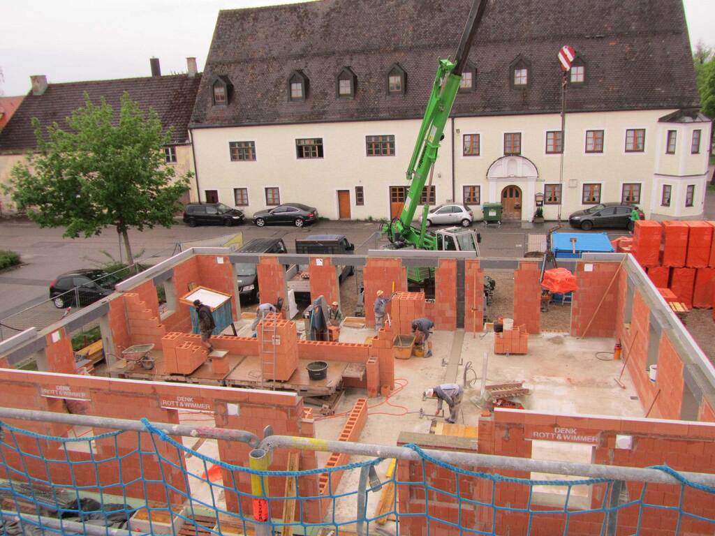 Mehrfamilienhaus im Rohbau – Ziegelmassivbauweise mit Kran auf der Baustelle